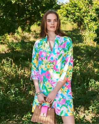 moel in bright print dress