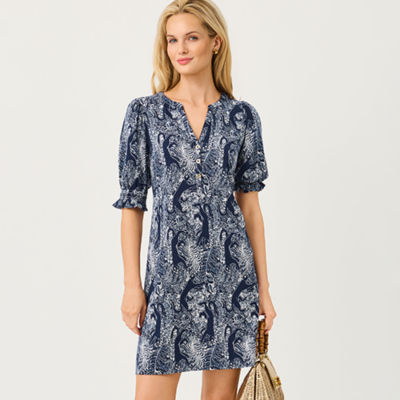 Woman wearing a blue printed dress