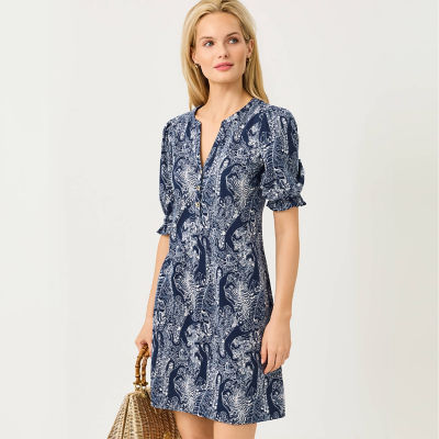 Woman wearing a blue printed dress