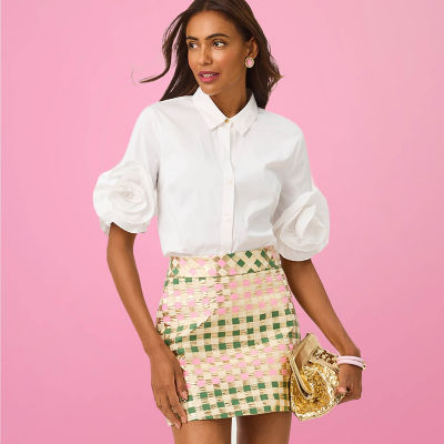 Woman wearing a white shirt and a jacquard skirt