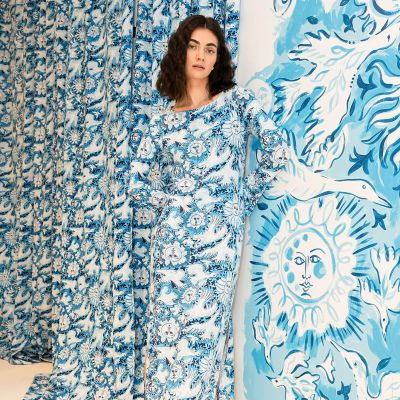 Woman wearing a blue printed dress