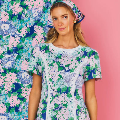 Woman wearing a blue printed dress