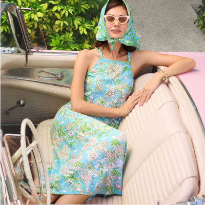 Woman wearing a blue printed dress