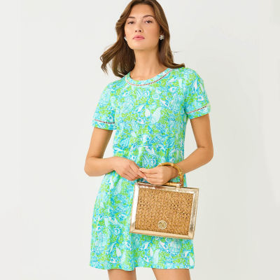 Woman wearing a blue printed dress