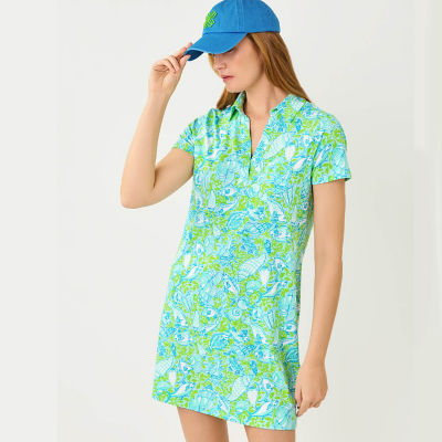 Woman wearing a blue printed dress