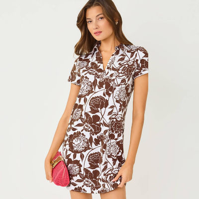Woman wearing a brown printed dress